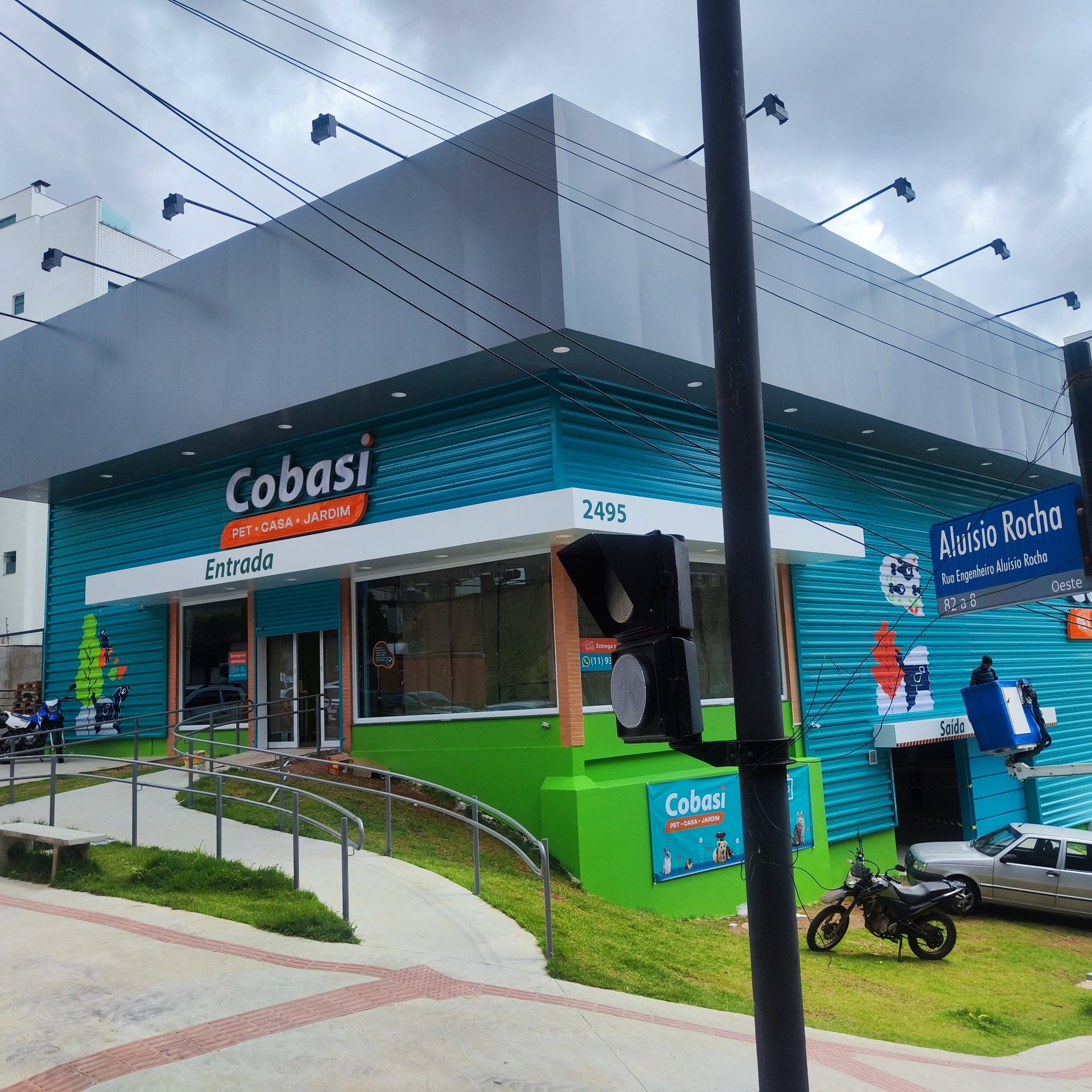 Acabamento de fachada em ACM para loja Cobasi