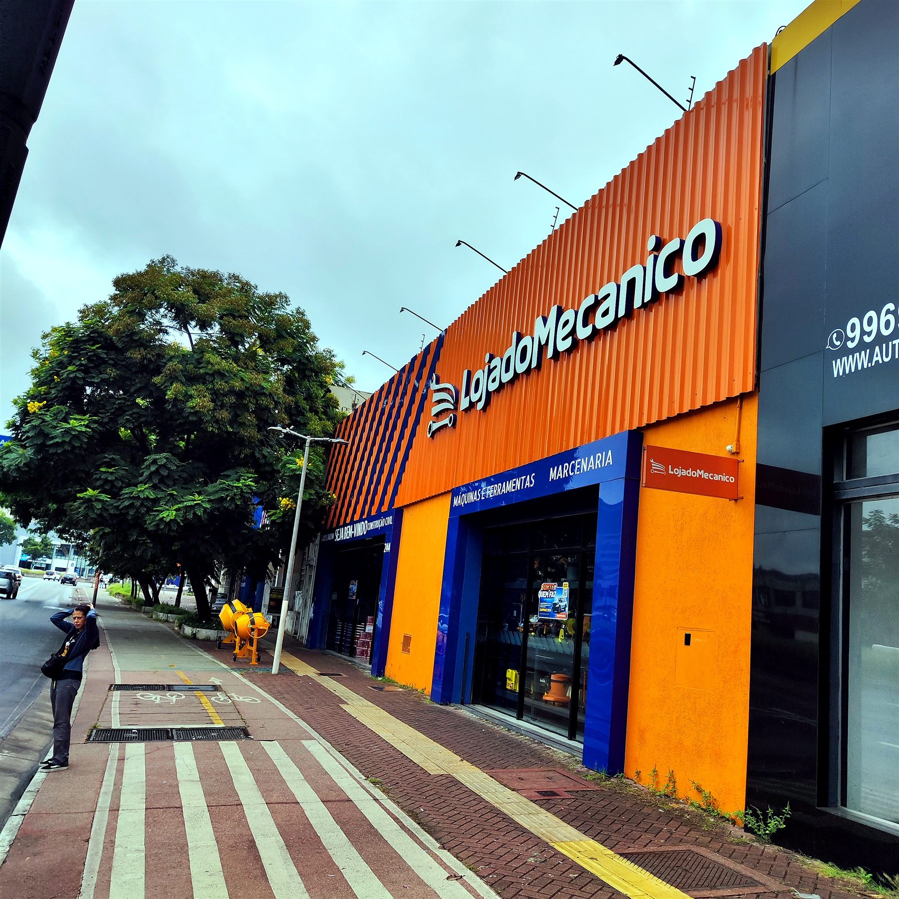 Fachada em ACM Loja do Mecânico com revestimento laranja e letra caixa