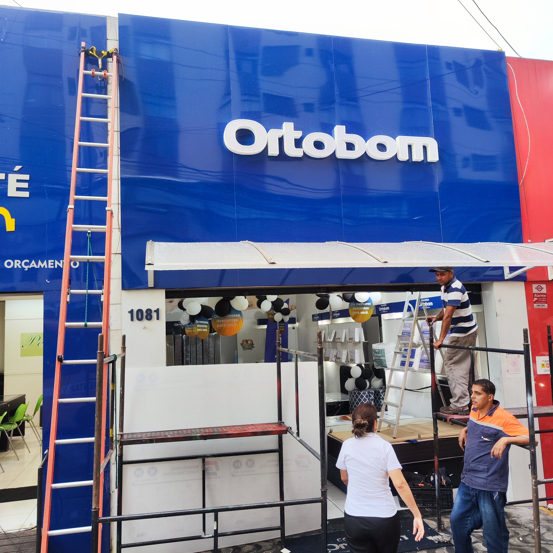 Fachada ACM Ortobom com comunicação visual comercial