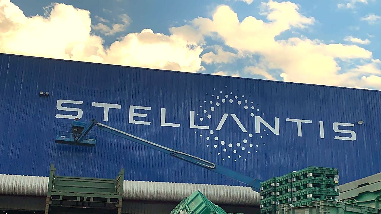 Fachada em ACM alumínio composto Stellantis com acabamento premium