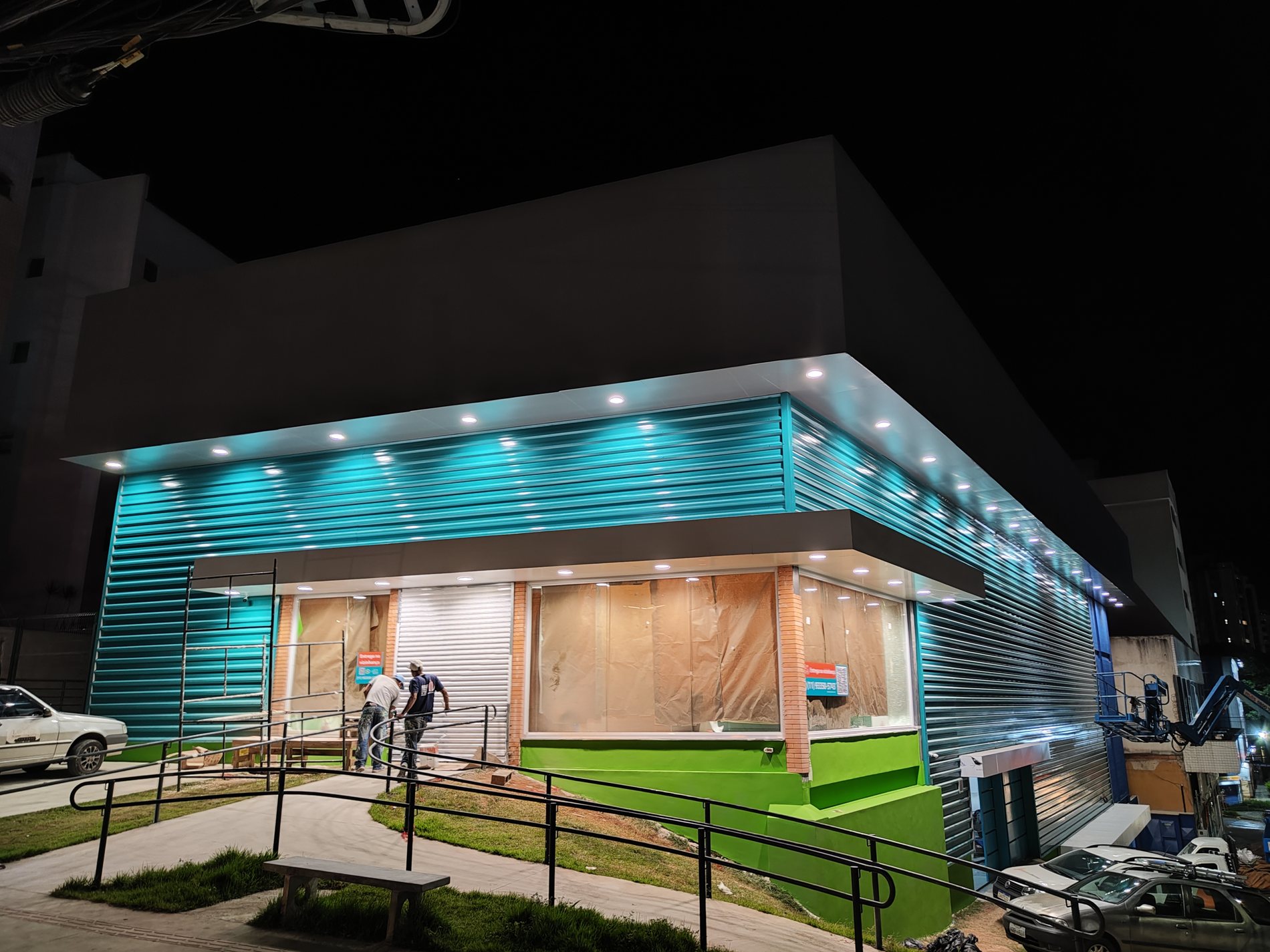 Fechamento em ACM para fachada comercial com iluminação externa