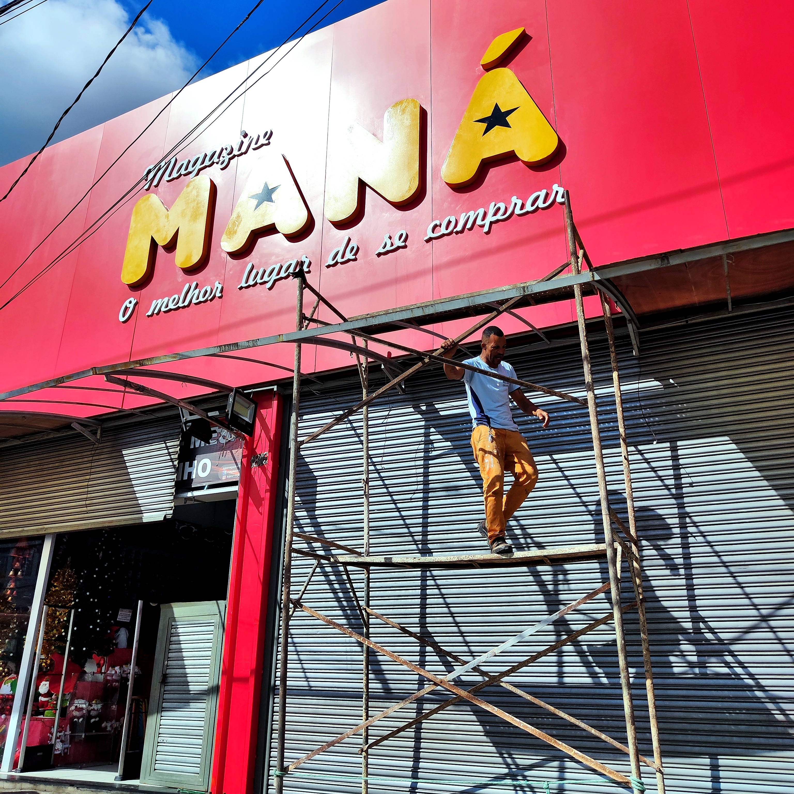 Instalacao de fachada em ACM Magazine Mana com acabamento profissional
