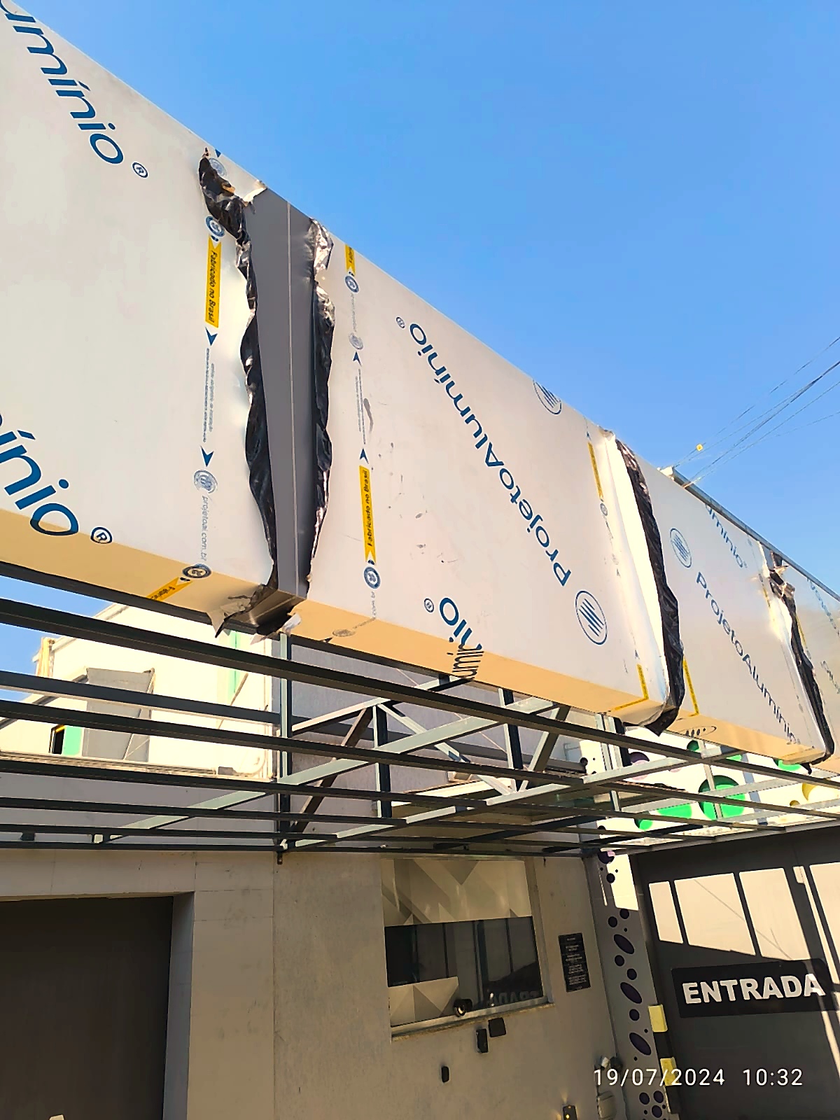 Platibanda em ACM Motel Dubai com acabamento de fachada comercial