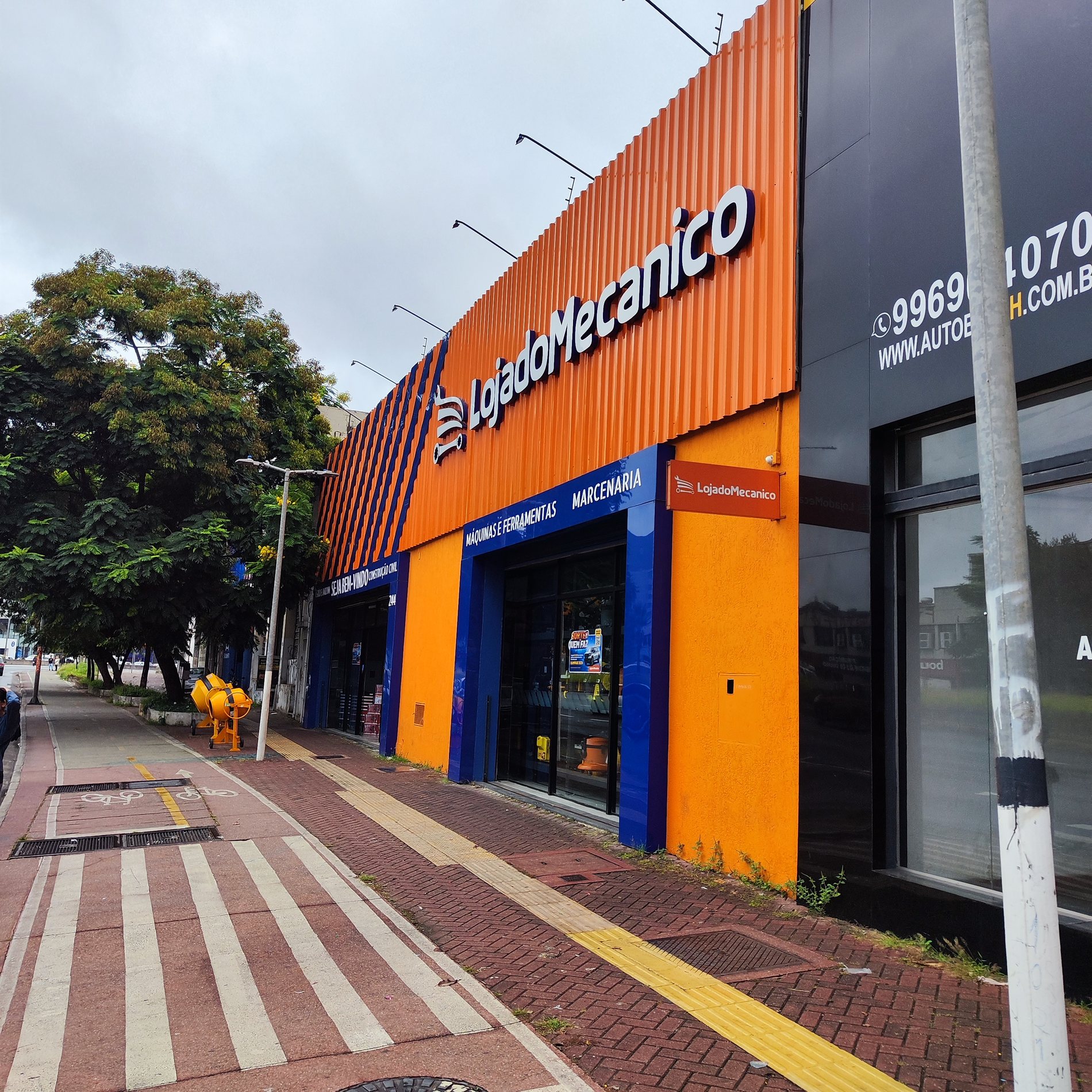 Portas e fechamentos em ACM para ponto comercial