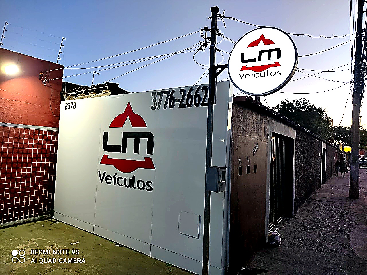 Revestimento em ACM branco para fachada com estrutura metalica