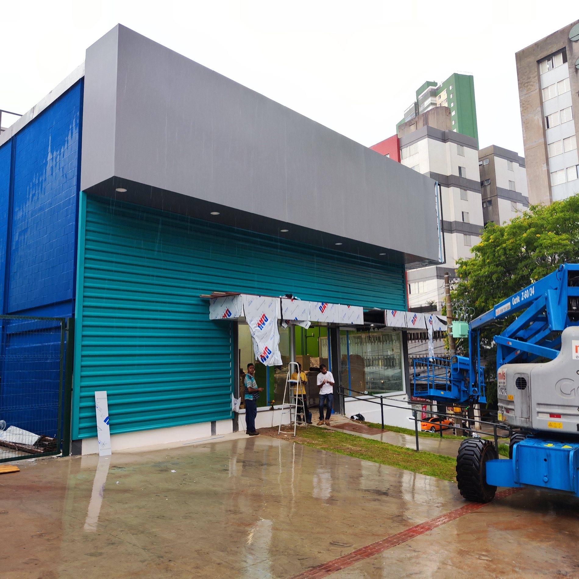 Revestimento ACM para loja comercial com fachada moderna