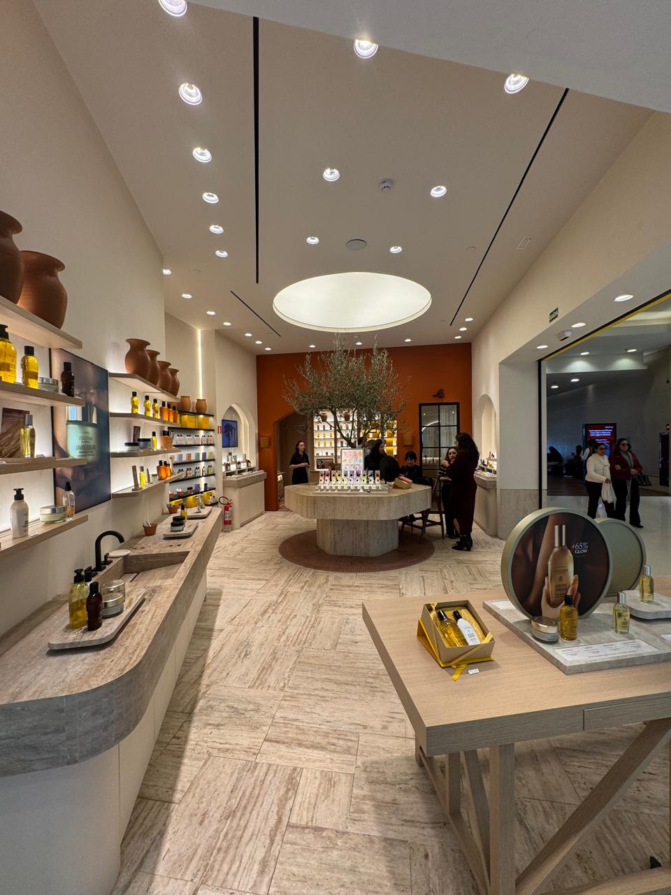 Claraboia luminária tensionada em LED para ambiente comercial sofisticado
