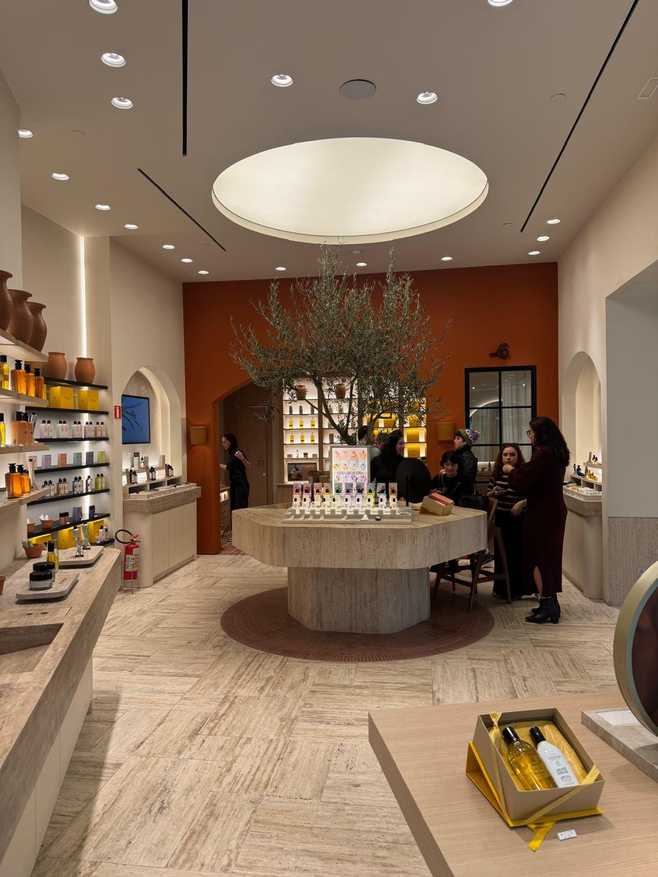 Iluminação decorativa em LED para loja L'Occitane com acabamento premium