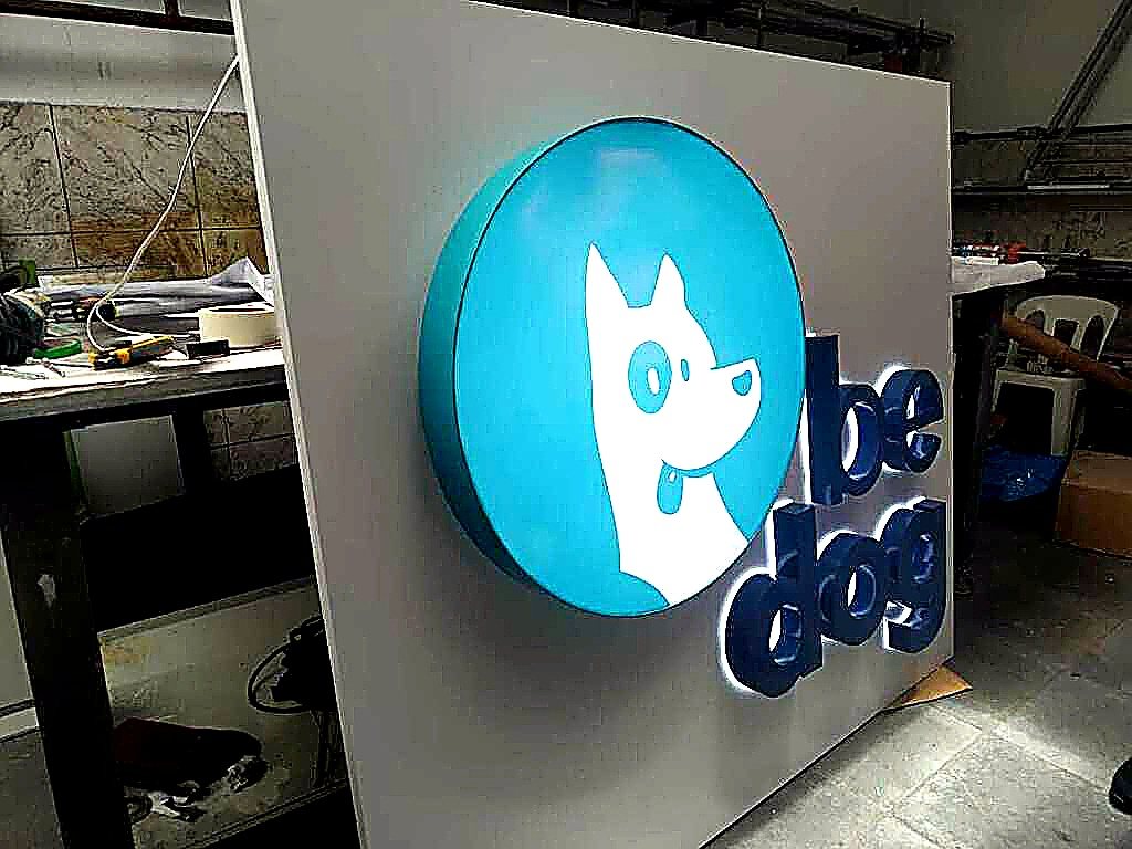 Painel em acrílico iluminado Pet Care com acabamento premium
