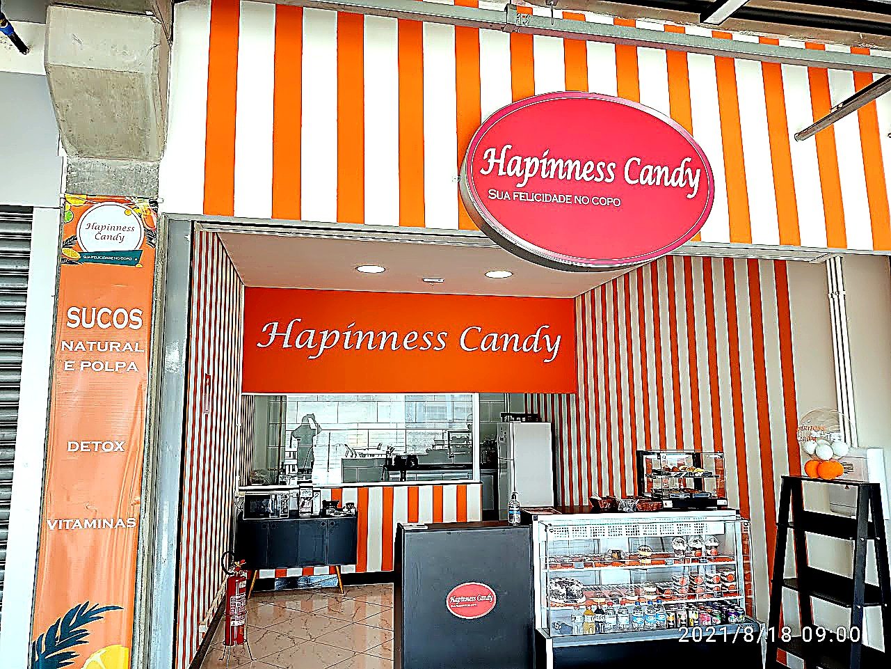 Painel decorativo iluminado Happiness Candy em ambiente comercial
