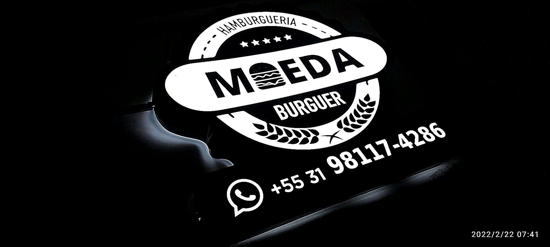 Painel luminoso backlight Moeda com recorte e iluminacao de destaque