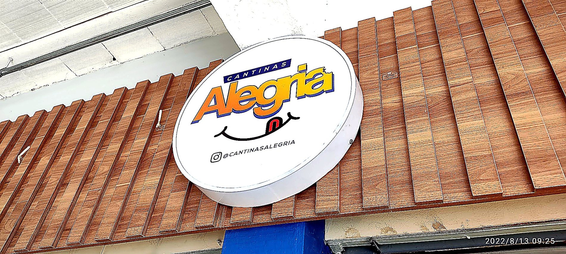 Placa em acrílico iluminada Alexia com acabamento especial