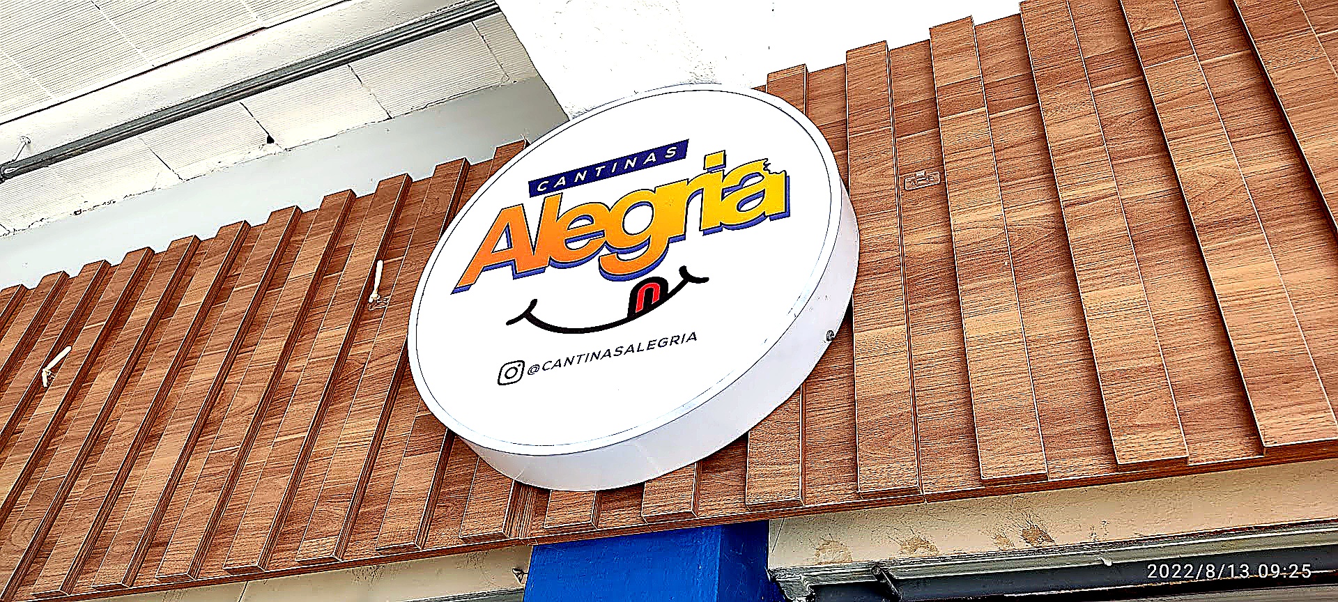 Placa redonda Alegria em acrilico com acabamento especial para fachada