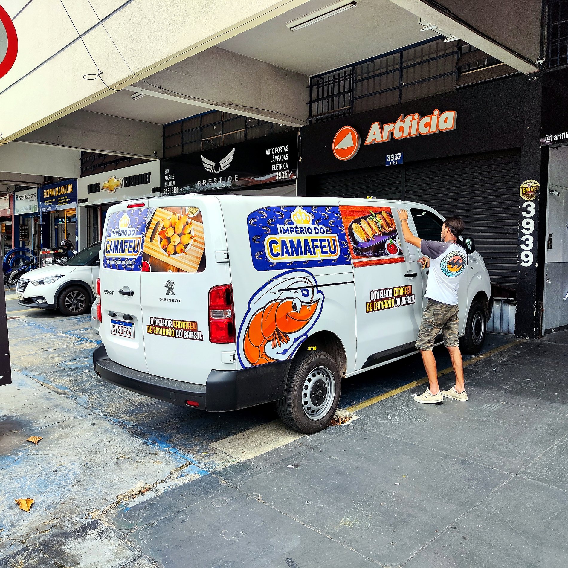 Adesivação veicular Camafeu com plotagem automotiva