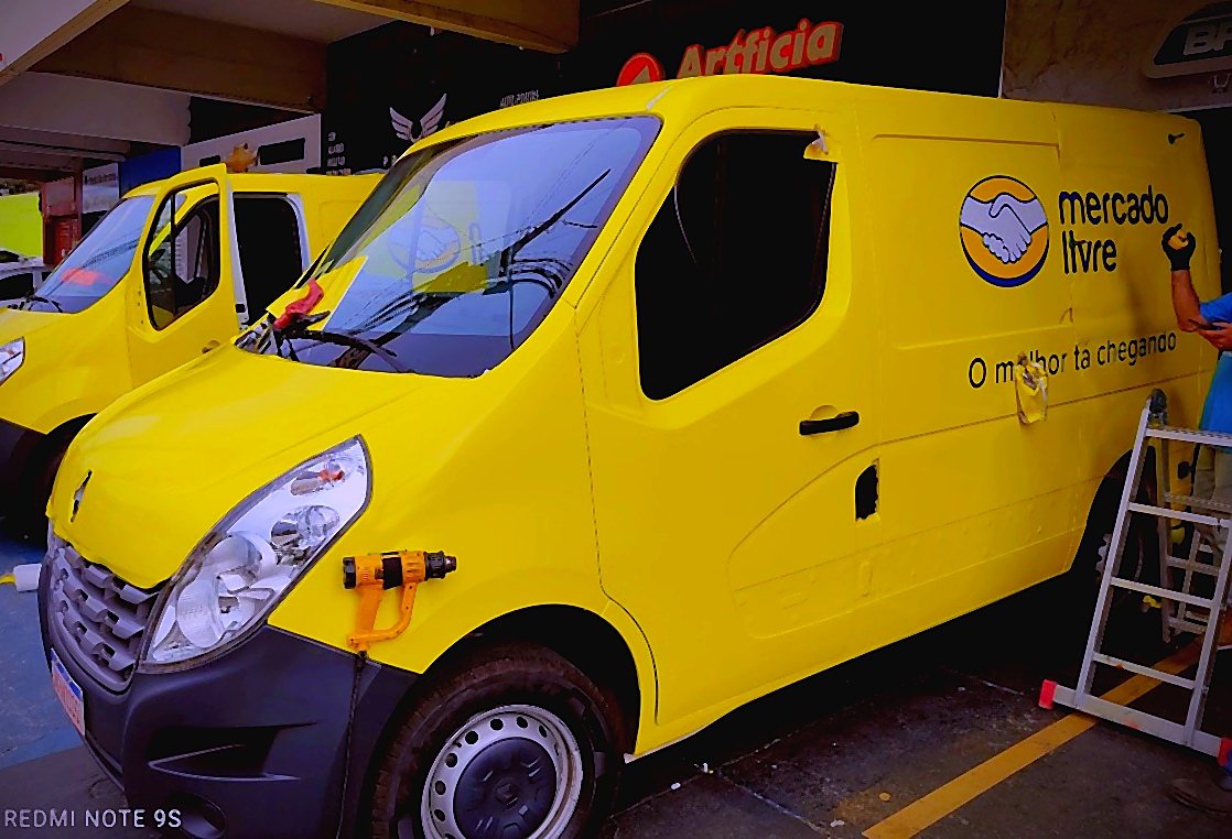 Letreiro em adesivo automotivo plotter recorte em veículo