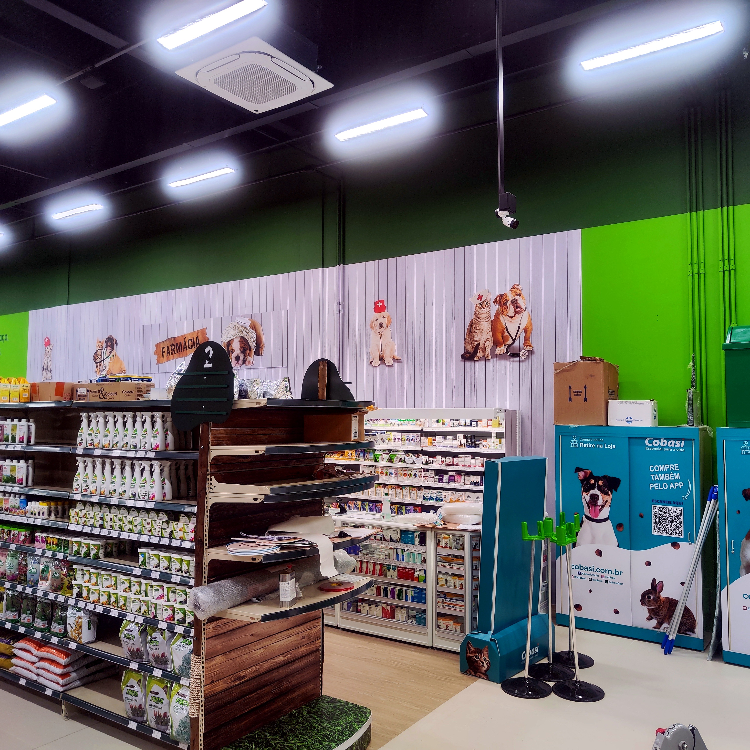 Adesivo de parede para loja comercial com identidade visual aplicada