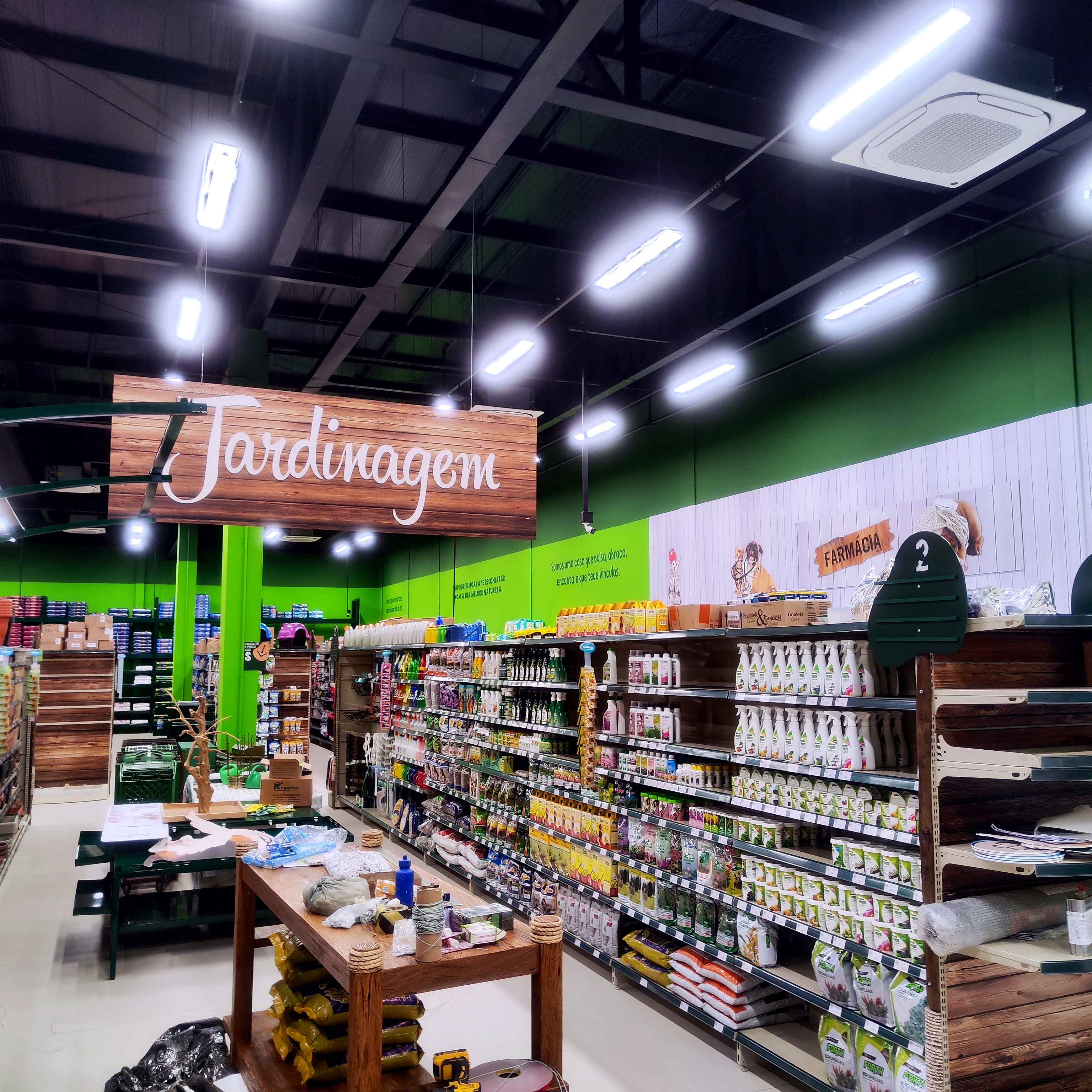 Comunicacao visual interna em supermercado com adesivos e paineis