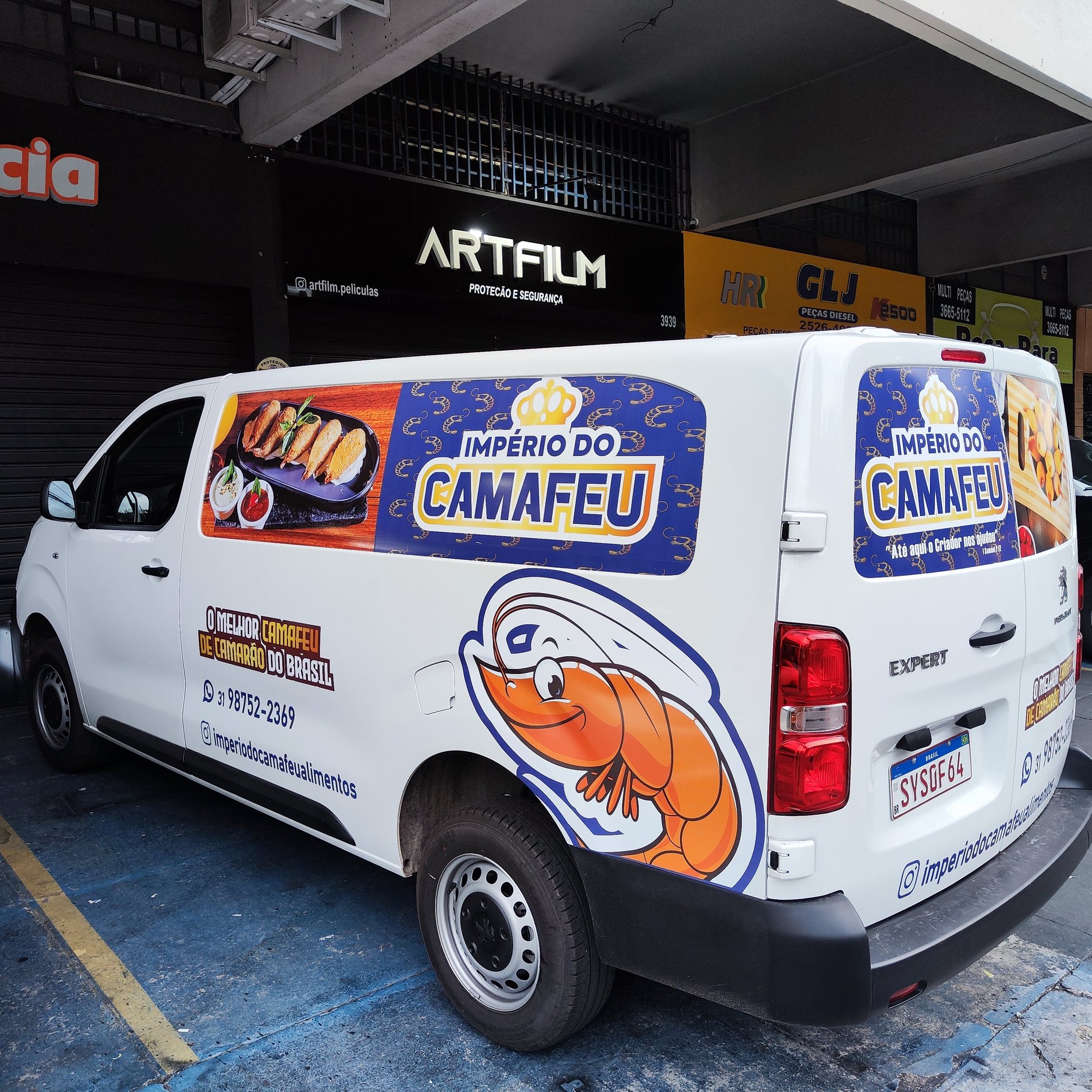 Envelopamento de frota Camafeu com vinil automotivo