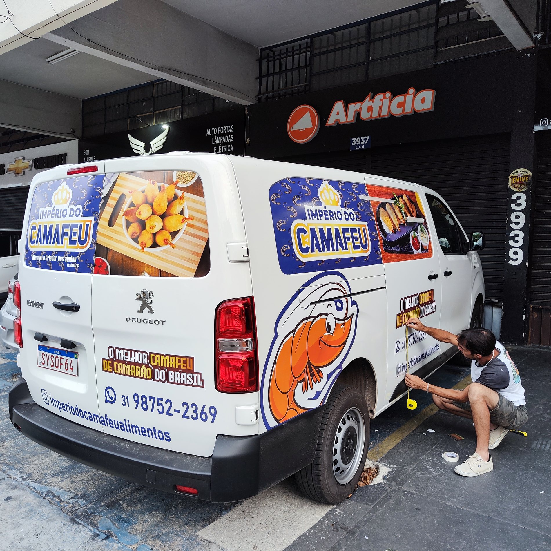 Plotagem veicular Camafeu com adesivo automotivo em frota comercial