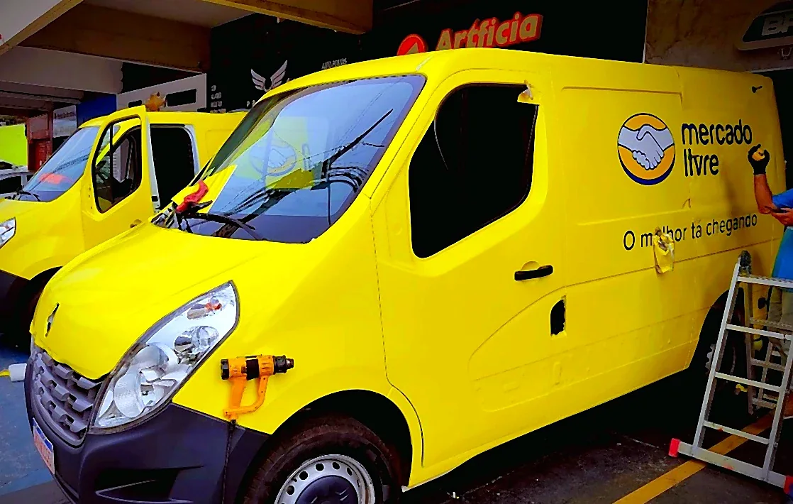 Adesiva&ccedil;&atilde;o de frota Mercado Livre com vinil automotivo amarelo