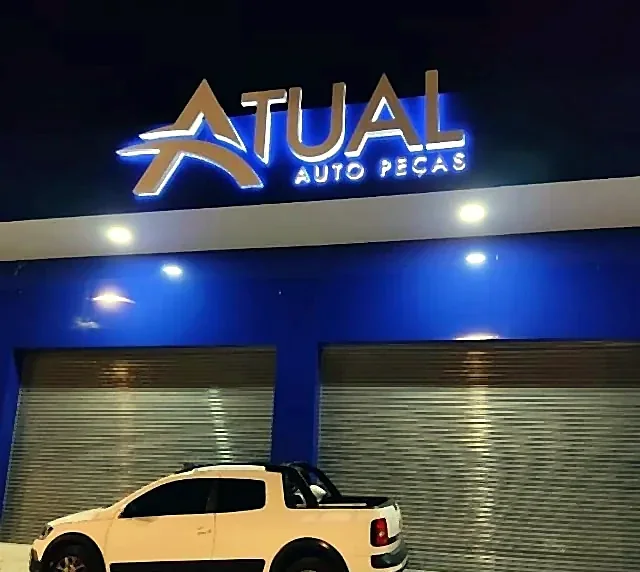 Letreiro luminoso Atual Auto Pe&ccedil;as em fachada azul