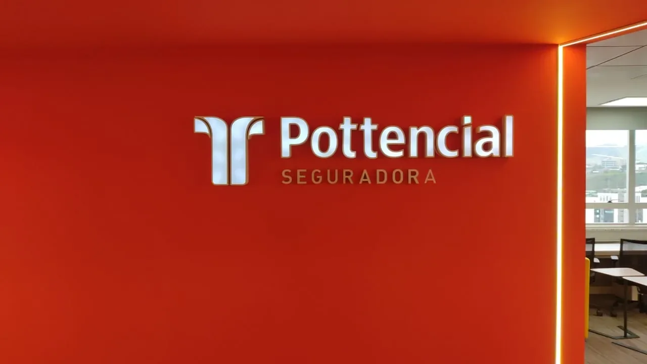 Letra caixa iluminada Pottencial Seguradora em parede interna