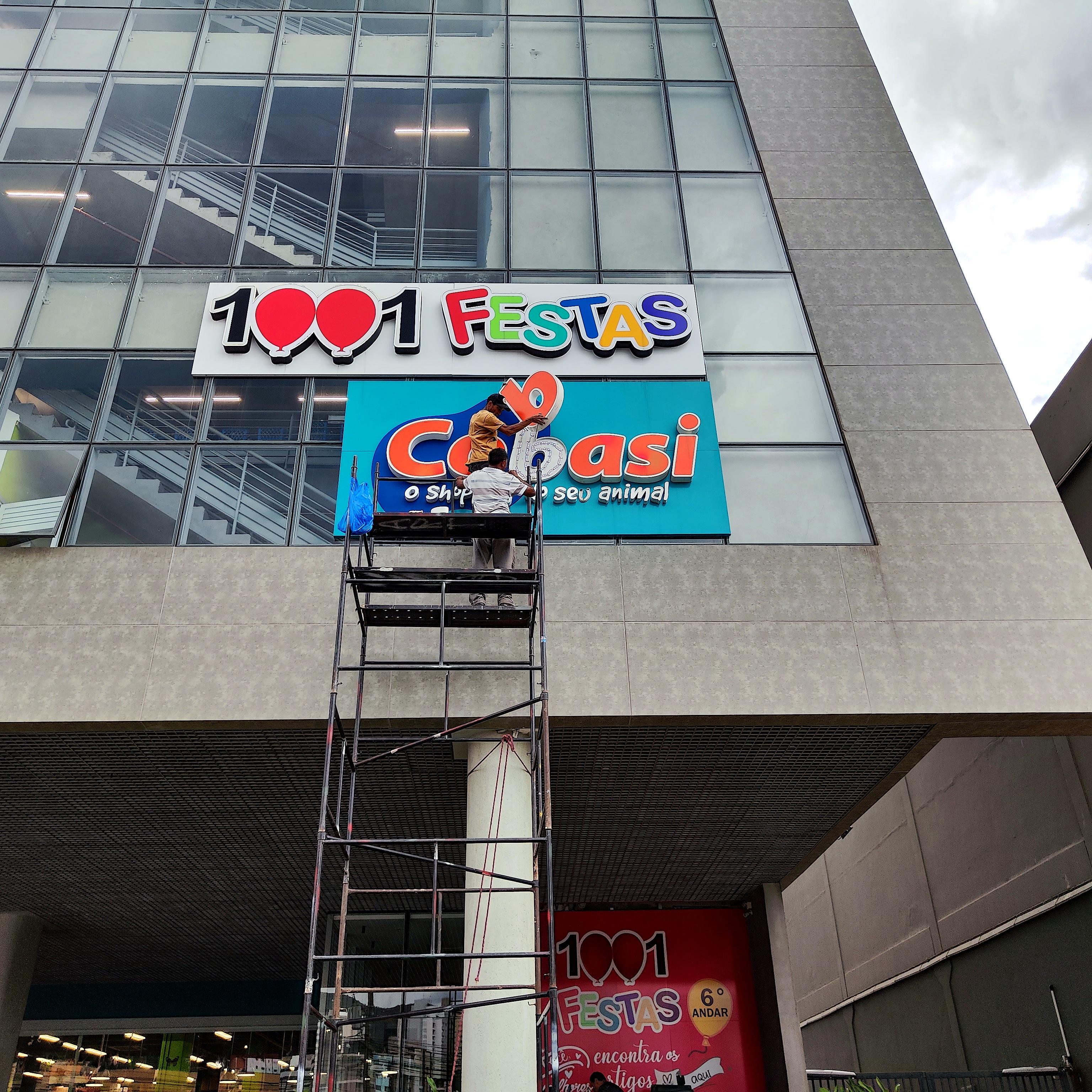 Instalacao de letra caixa 1001 Festas e Cobasi em fachada comercial