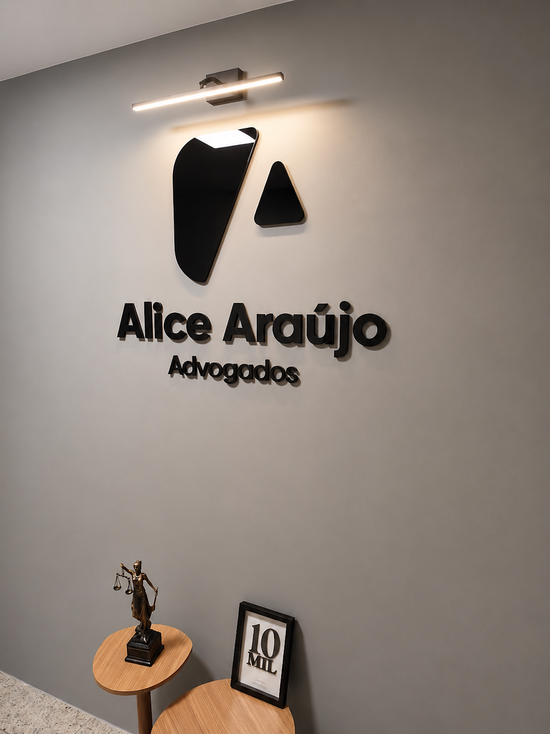 Letra caixa Alice Araujo Advogados em parede interna com acabamento sofisticado