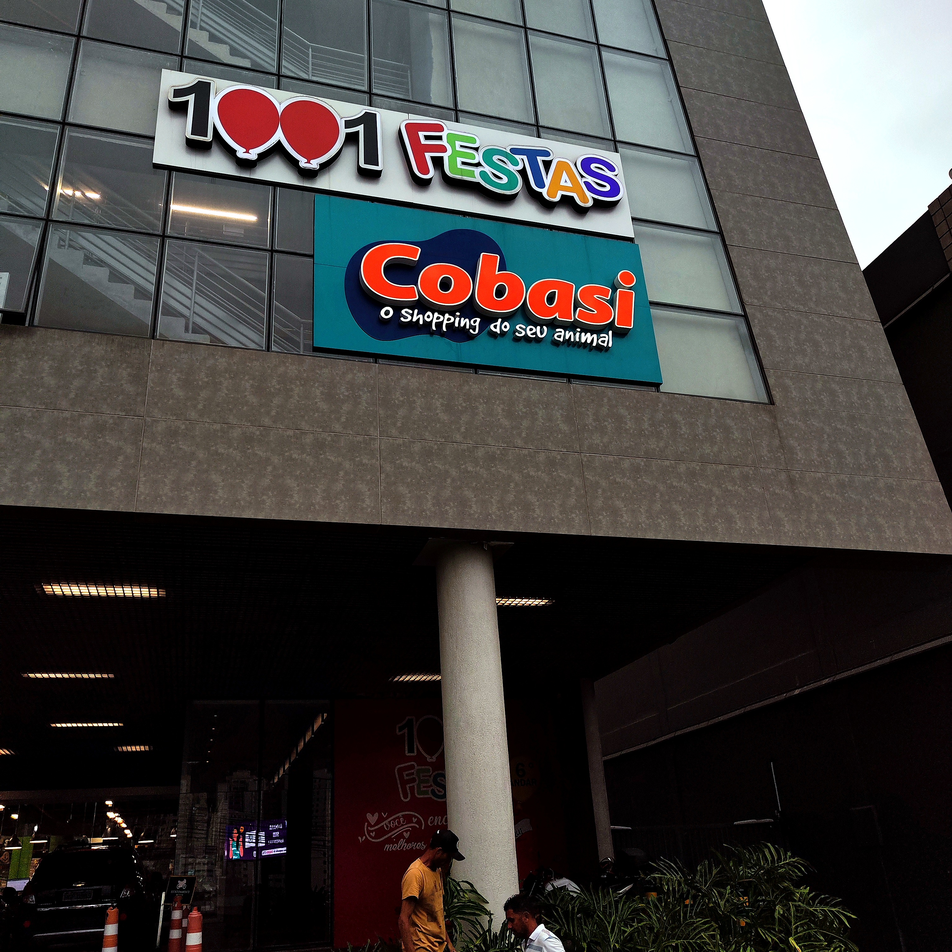Letra caixa Cobasi e 1001 Festas finalizada em fachada de shopping