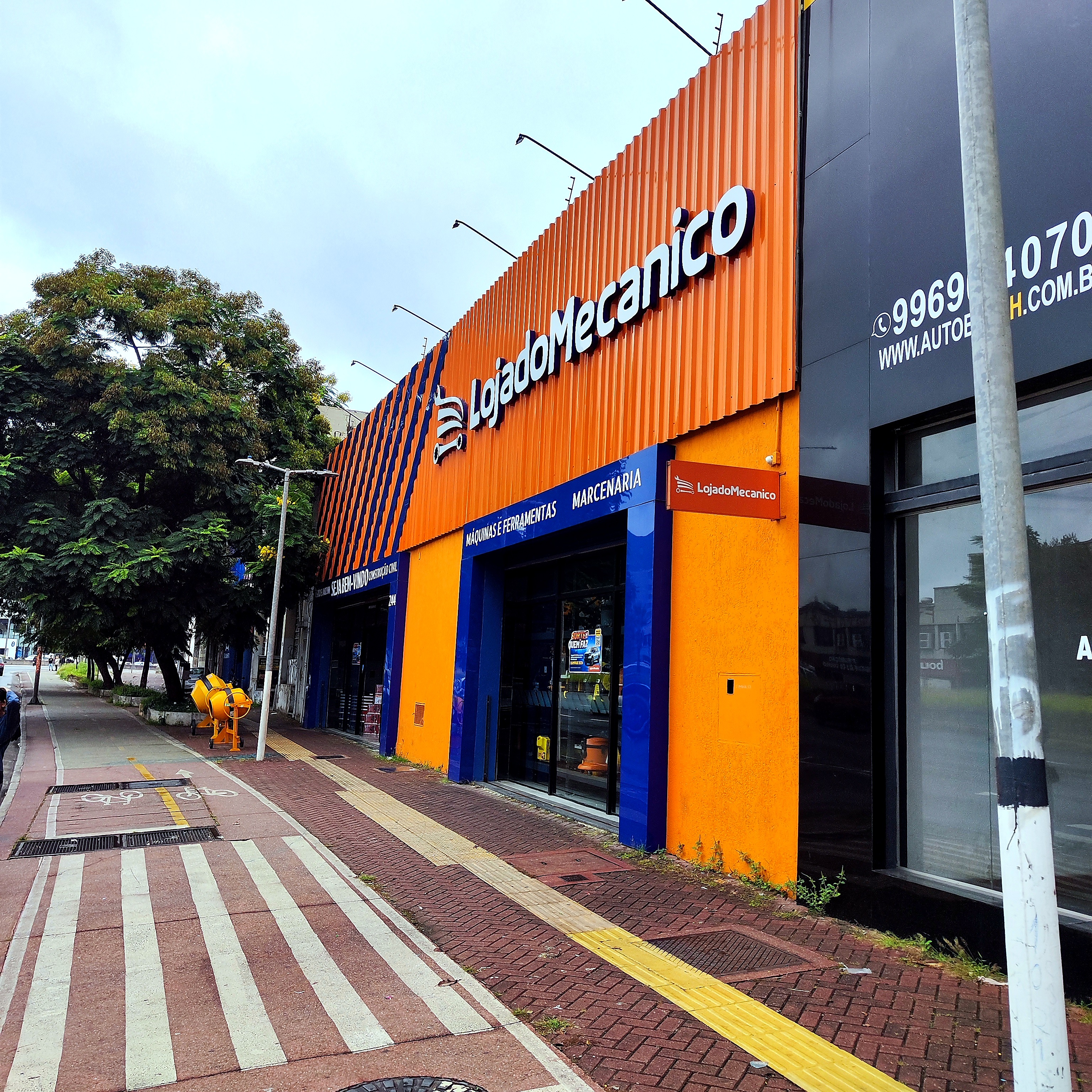 Letra caixa Loja do Mecanico em fachada com revestimento ACM