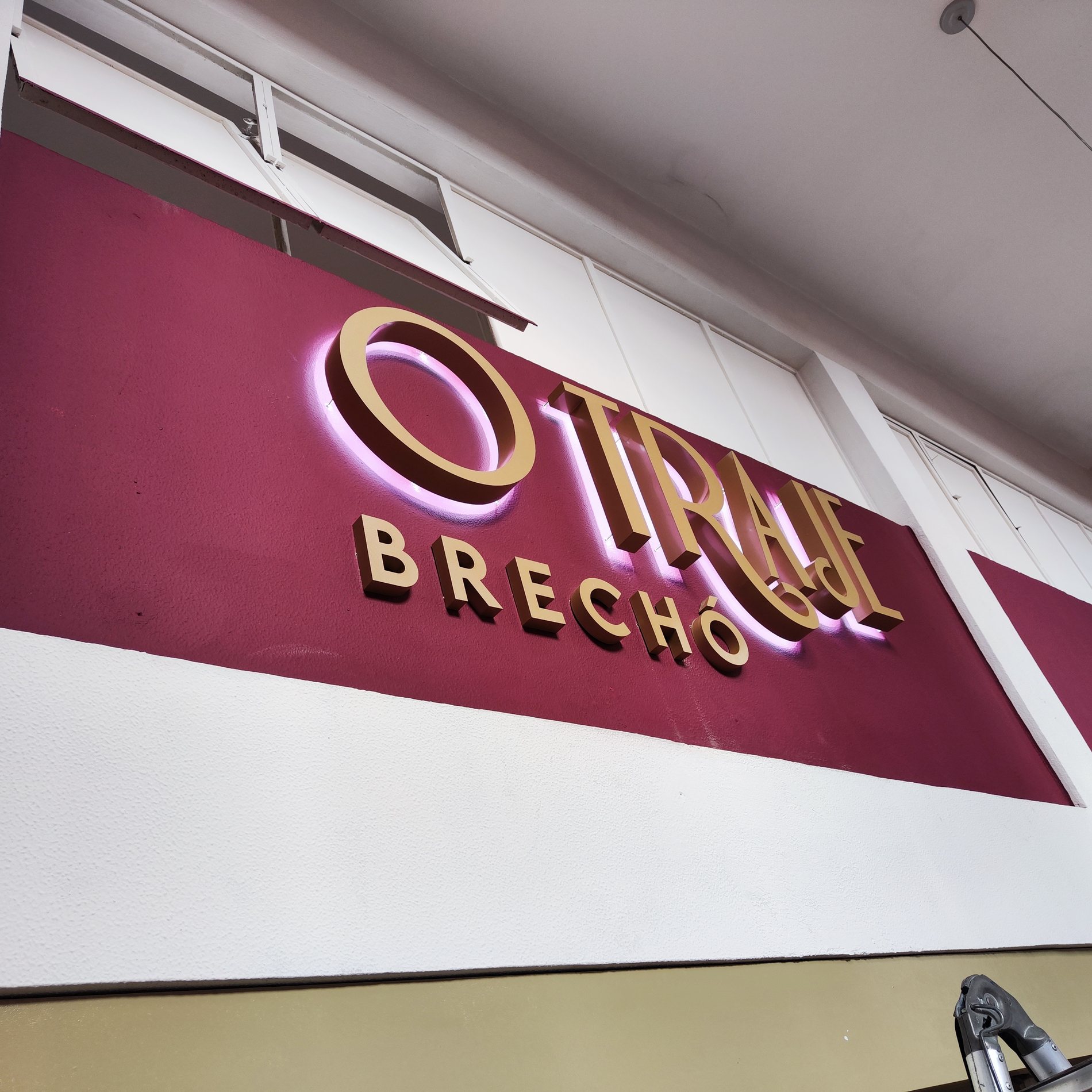 Letra caixa O Traje Brechó com acabamento em fachada comercial
