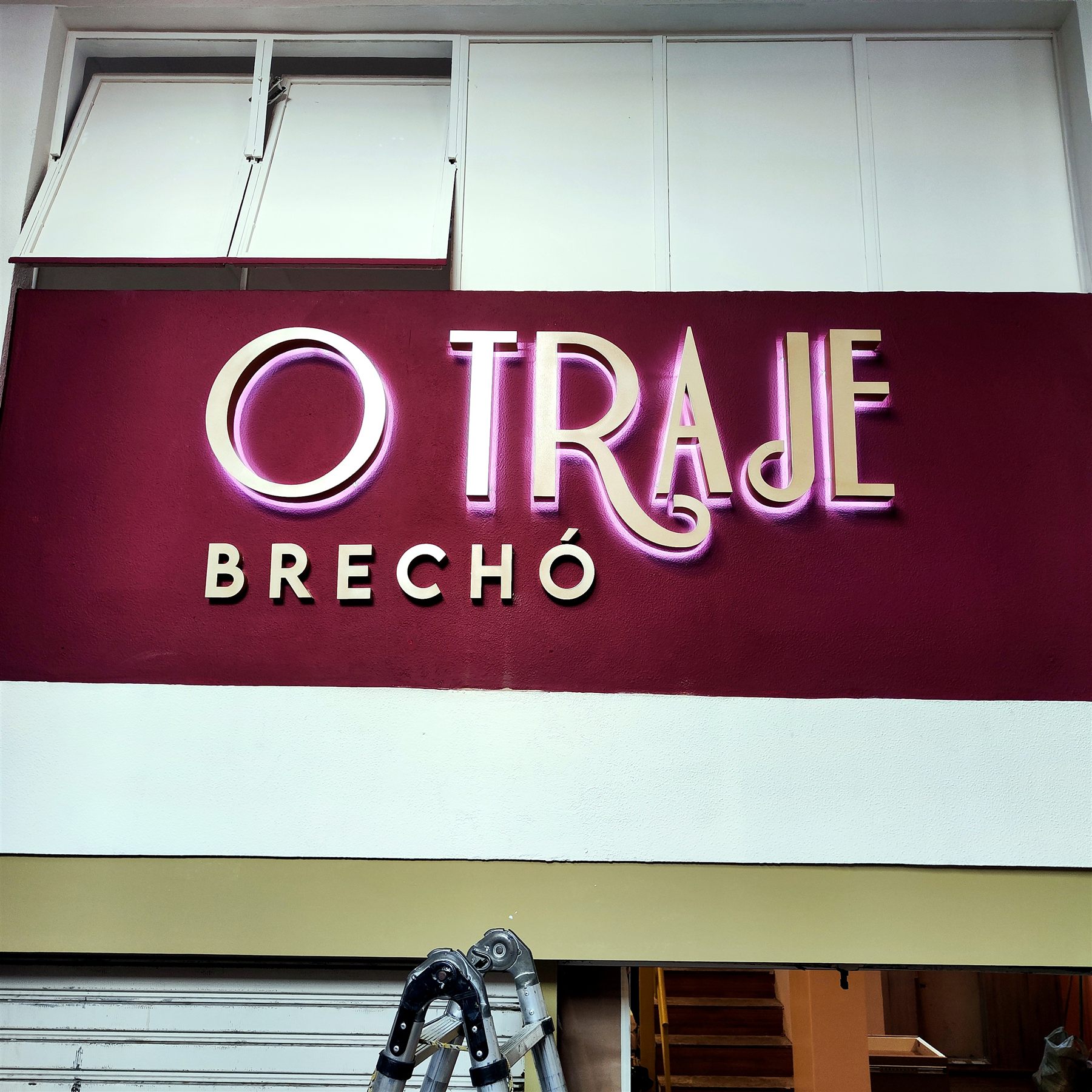 Letra caixa O Traje Brechó com iluminação indireta e acabamento premium