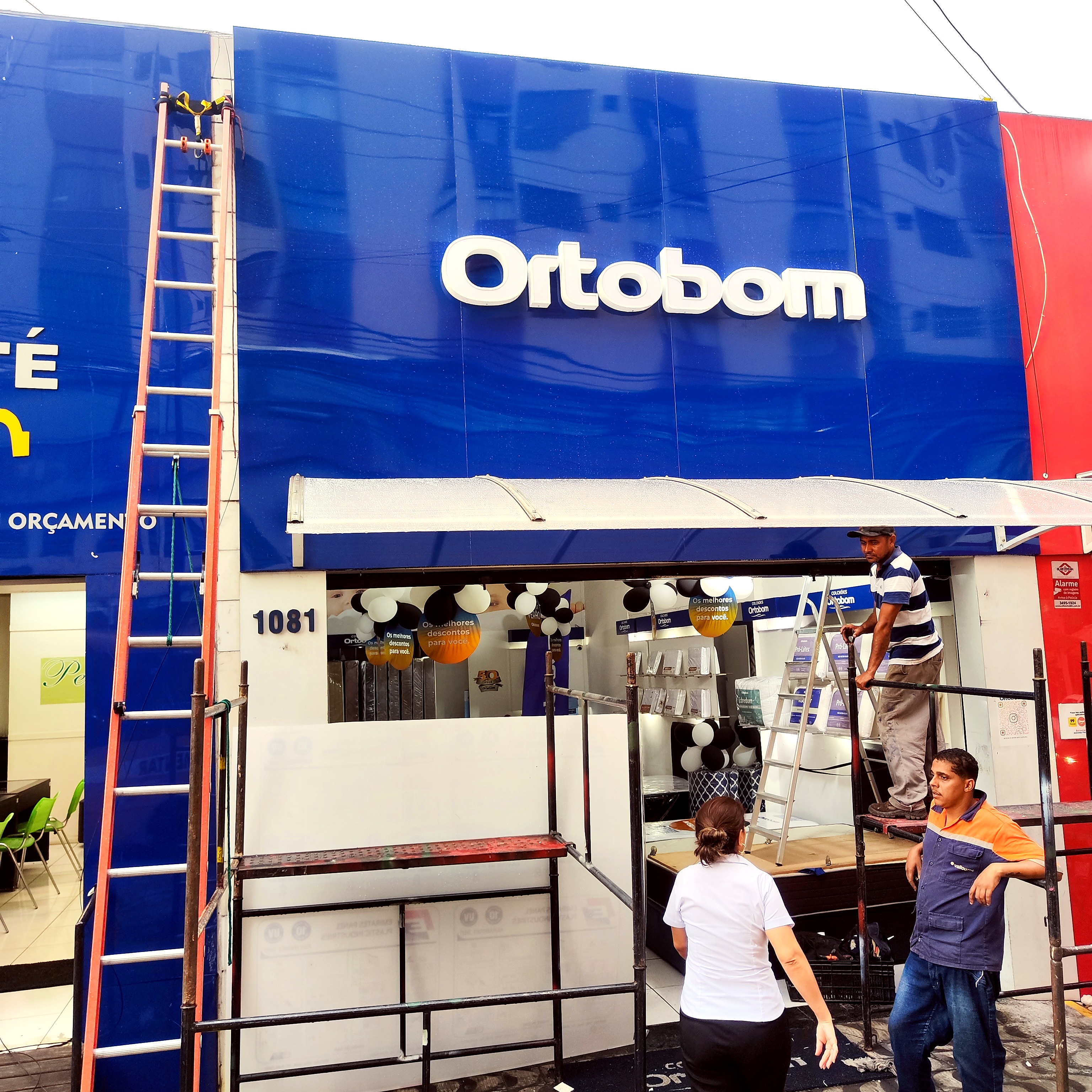 Letra caixa Ortobom instalada em fachada ACM azul
