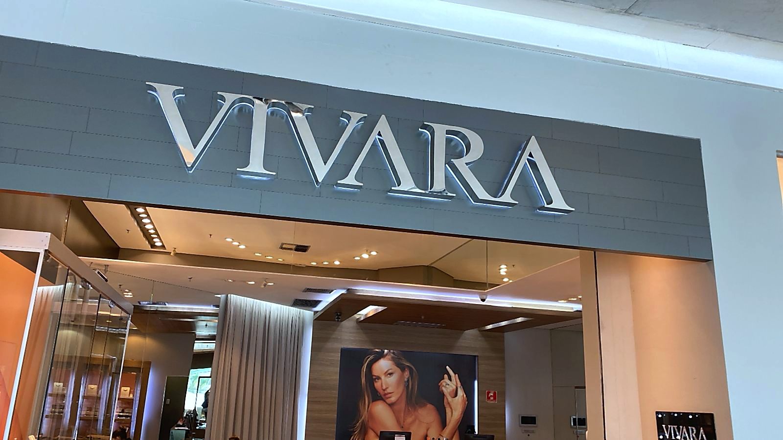 Letra caixa Vivara iluminada para fachada de loja premium