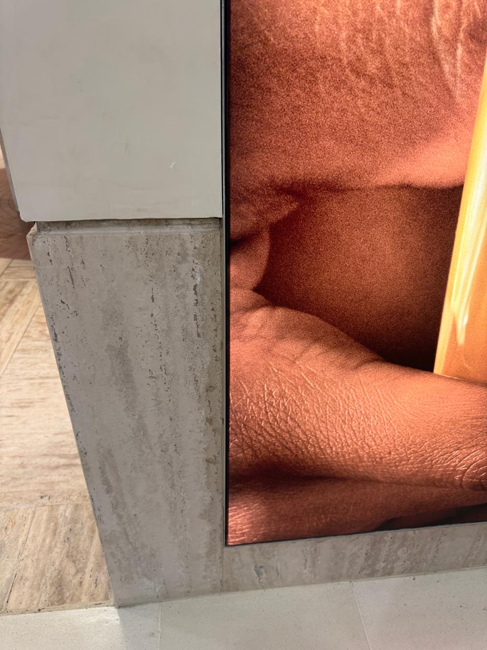 Detalhe de acabamento em painel backlight L'Occitane com iluminação interna