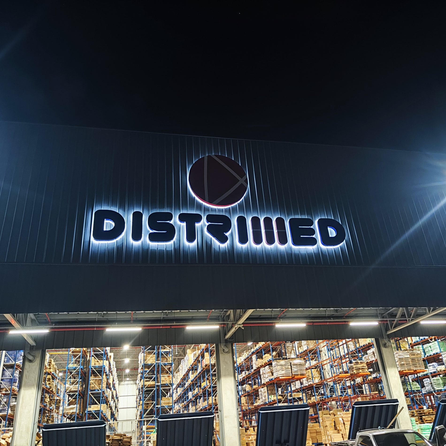 Letreiro luminoso Distribuid com LED para fachada noturna