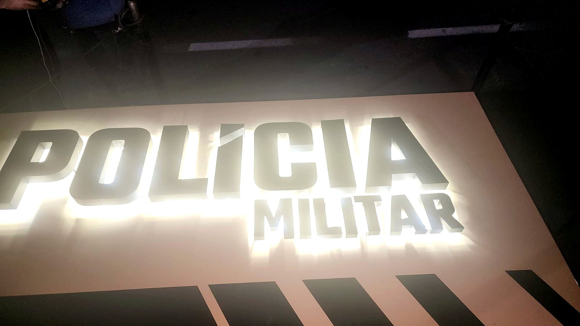 Letreiro retroiluminado Polícia Militar com luz indireta