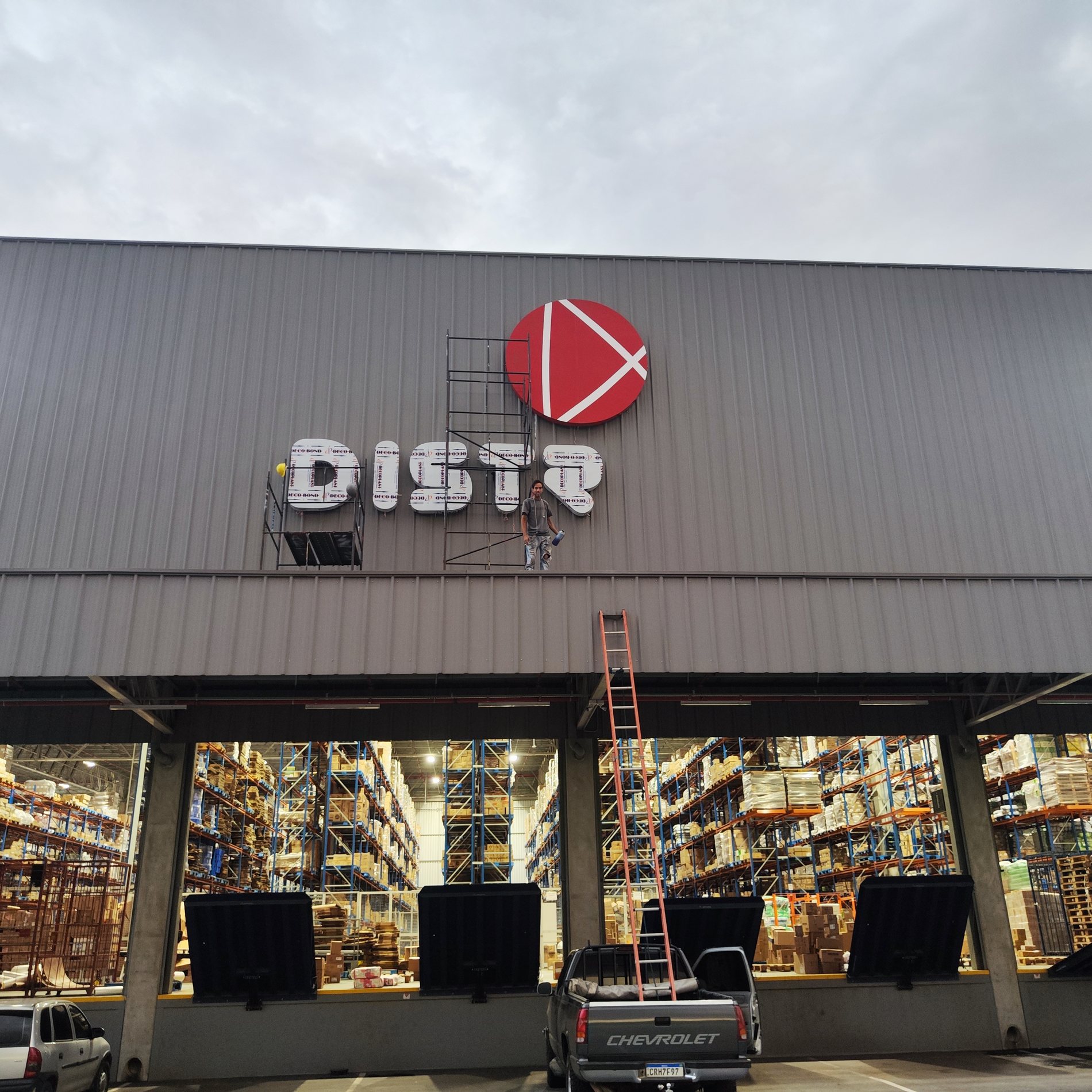 Fachada Distribuid com letreiro luminoso em LED e acabamento comercial