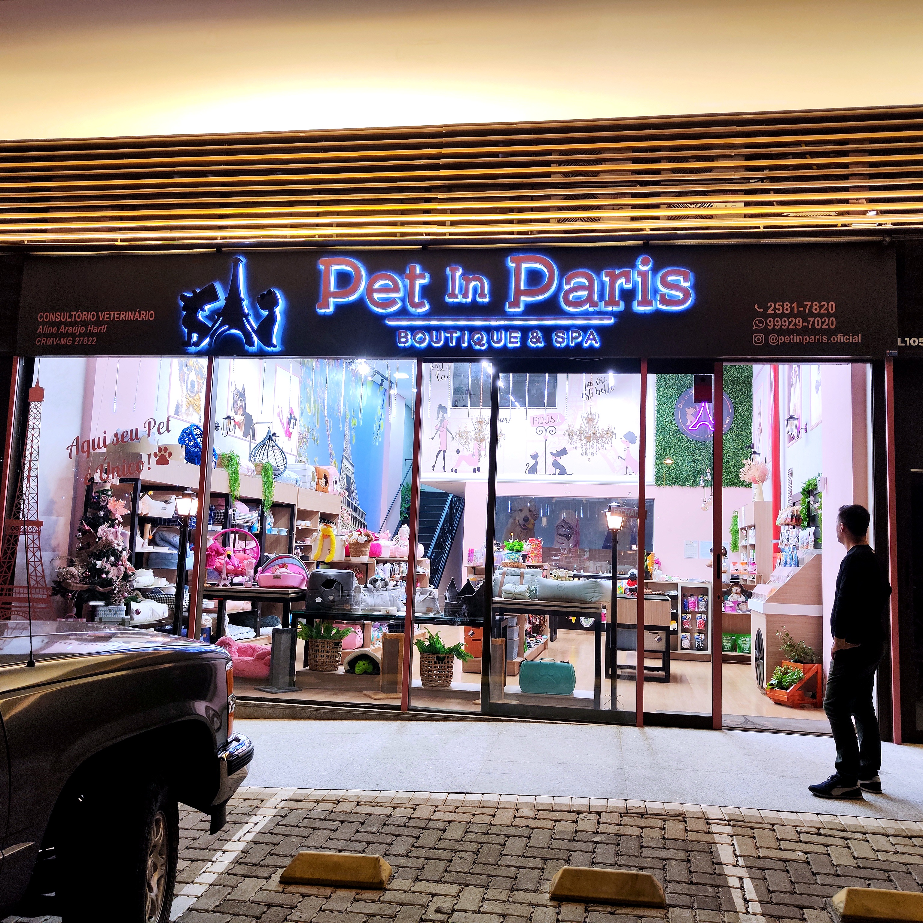 Fachada Pet in Paris com letreiro luminoso e iluminacao comercial