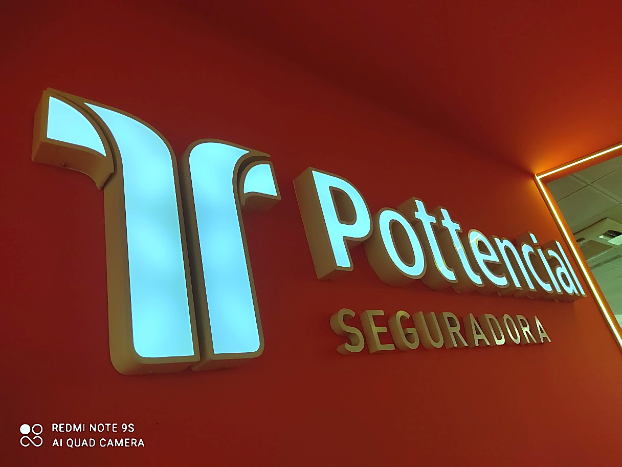 Luminoso Portobello Shop com letras iluminadas em fachada