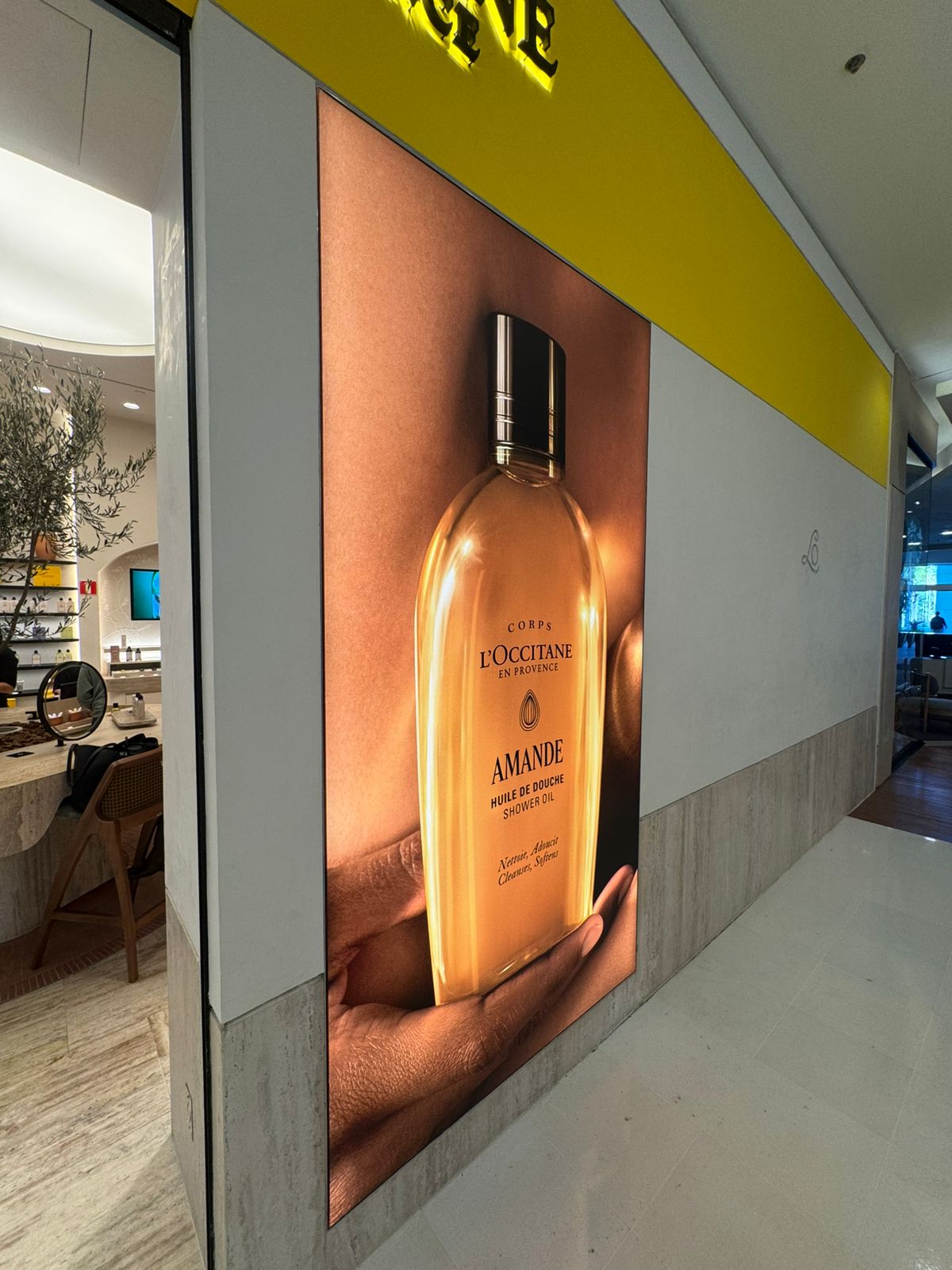 Painel backlight L'Occitane em Belo Horizonte com impressão iluminada de alto padrão