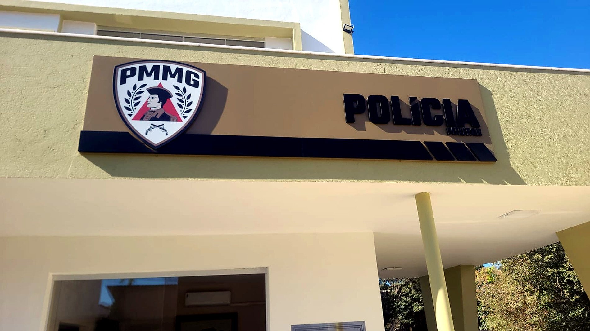 Placa em ACM PMMG com acabamento final para fachada institucional