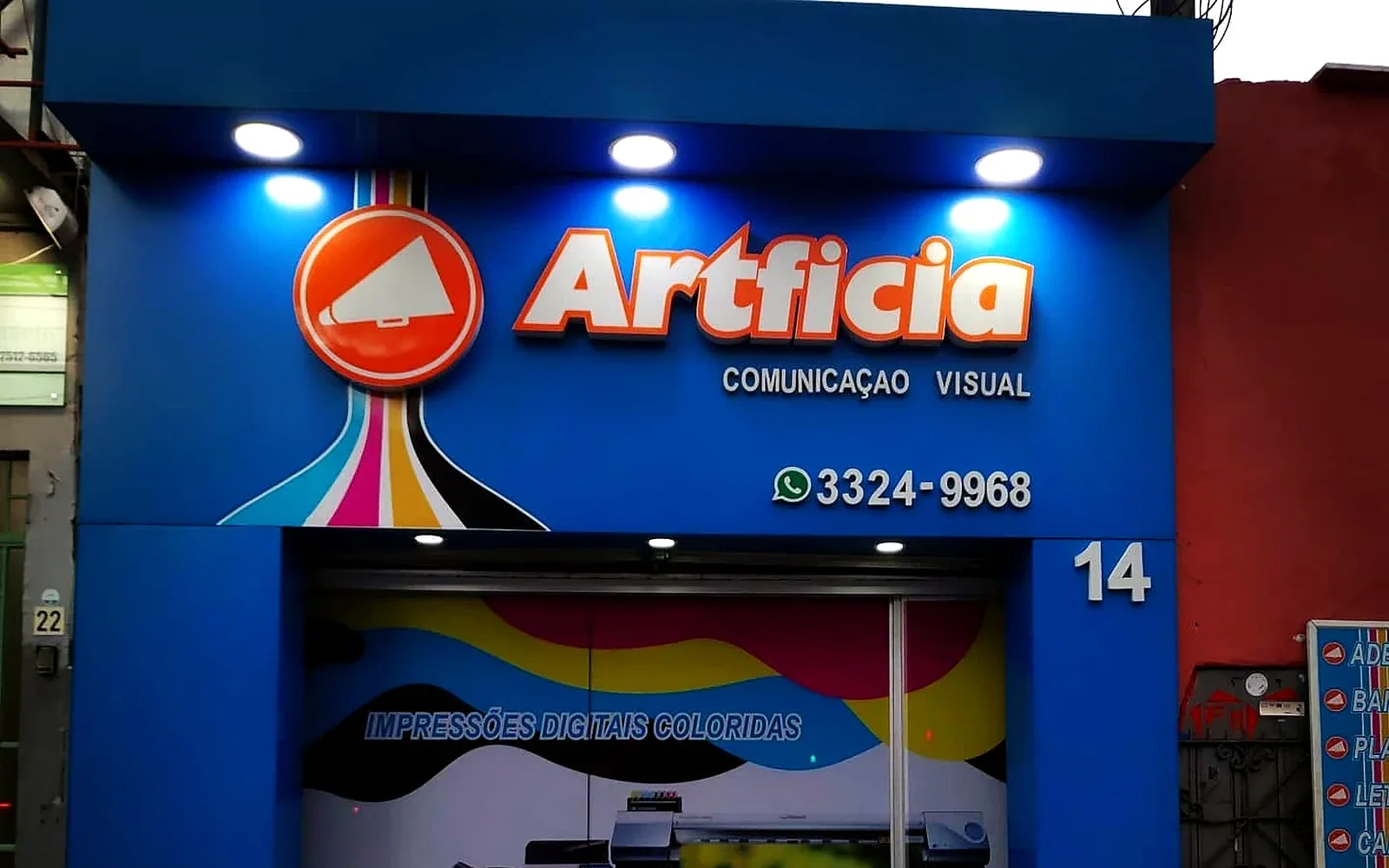 Fachada Artficia em ACM azul com letreiro iluminado