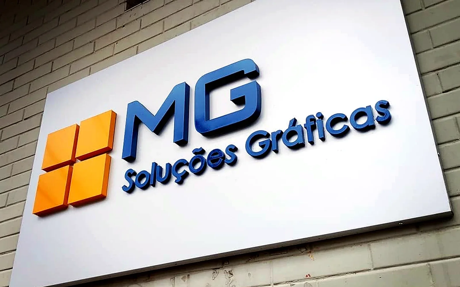 Placa MG Solu&ccedil;&otilde;es Gr&aacute;ficas com letra caixa em relevo