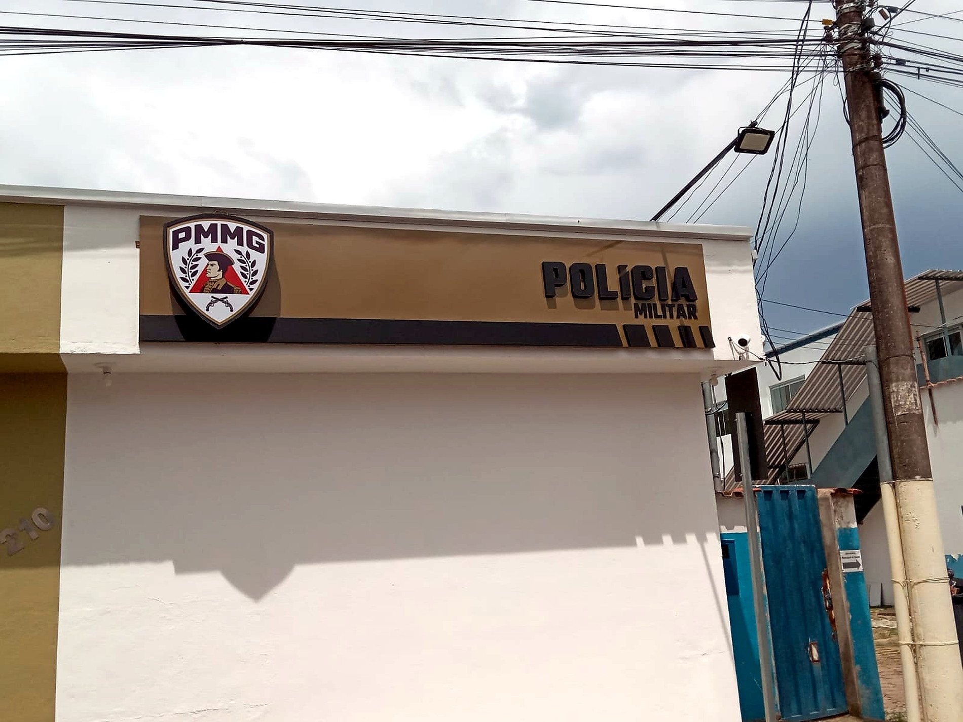 Placa PMMG em fachada real para comunicacao institucional em Belo Horizonte