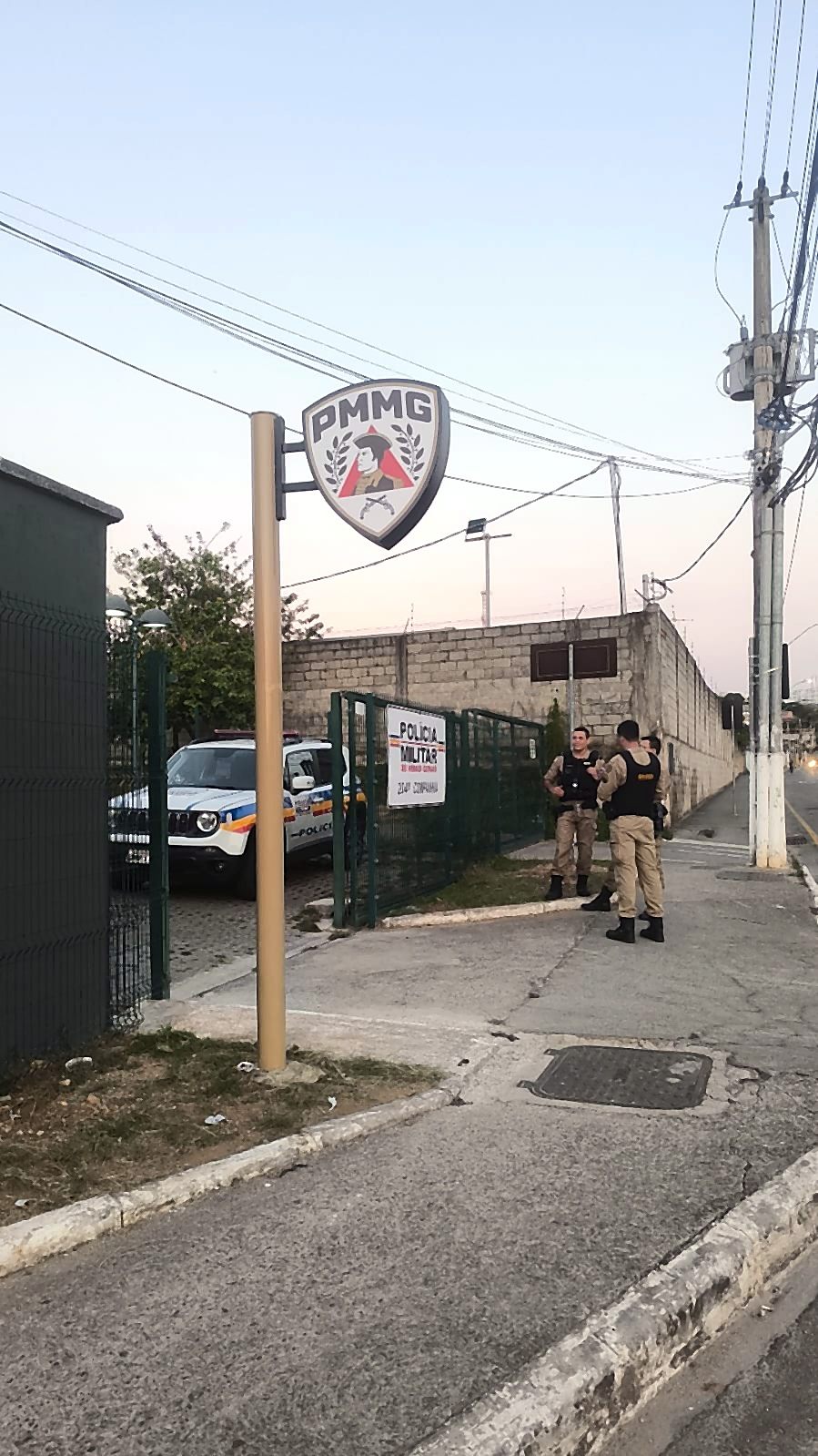 Placa PMMG em poste de identificação externa para fachada institucional