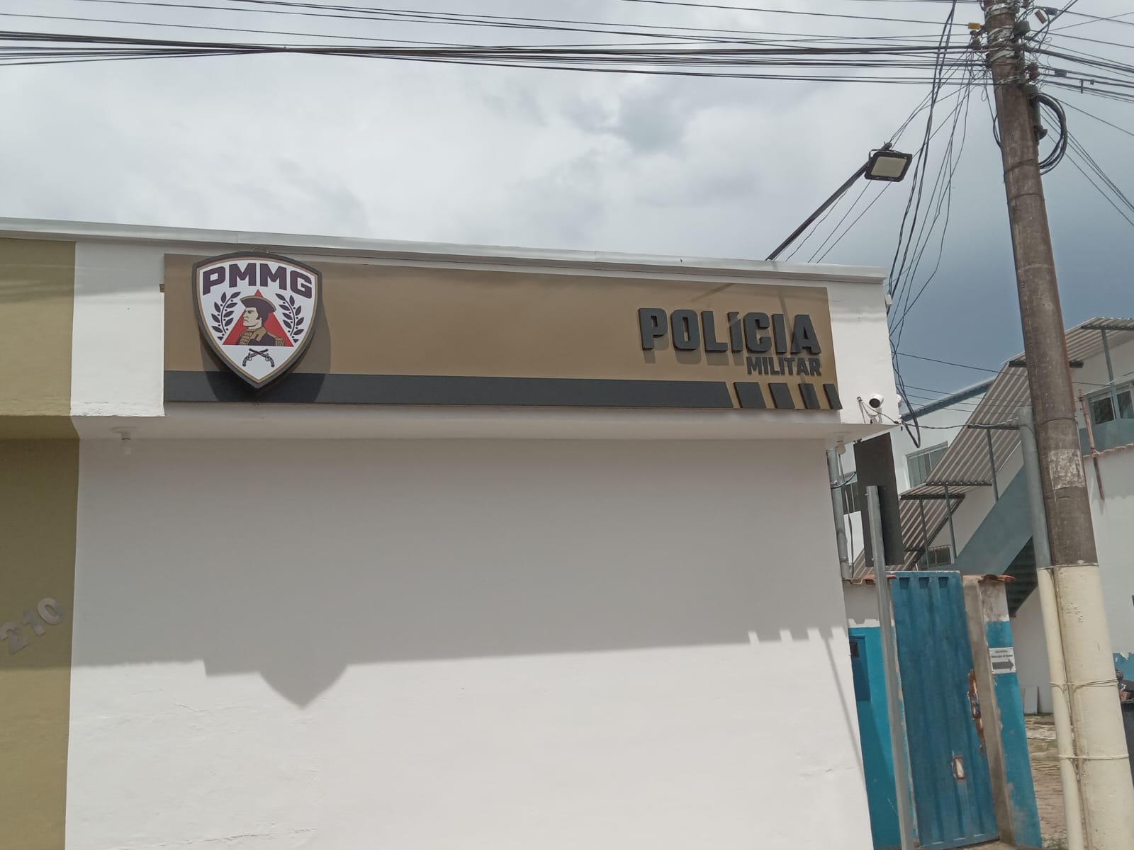Placa PMMG em producao sobre bancada com acabamento em acrilico e estrutura metalica