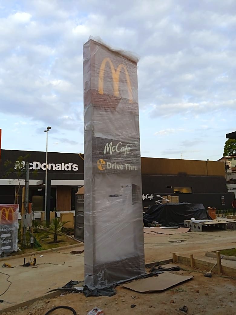 Totem McCafe Drive Thru em instalação com comunicação visual de grande porte